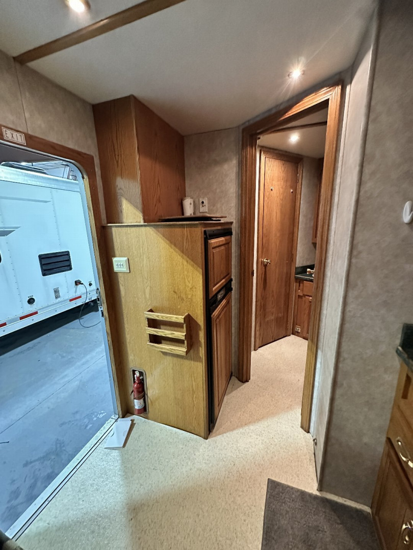 Used 2000 C&C 6H LQ Midtack Horse Trailer