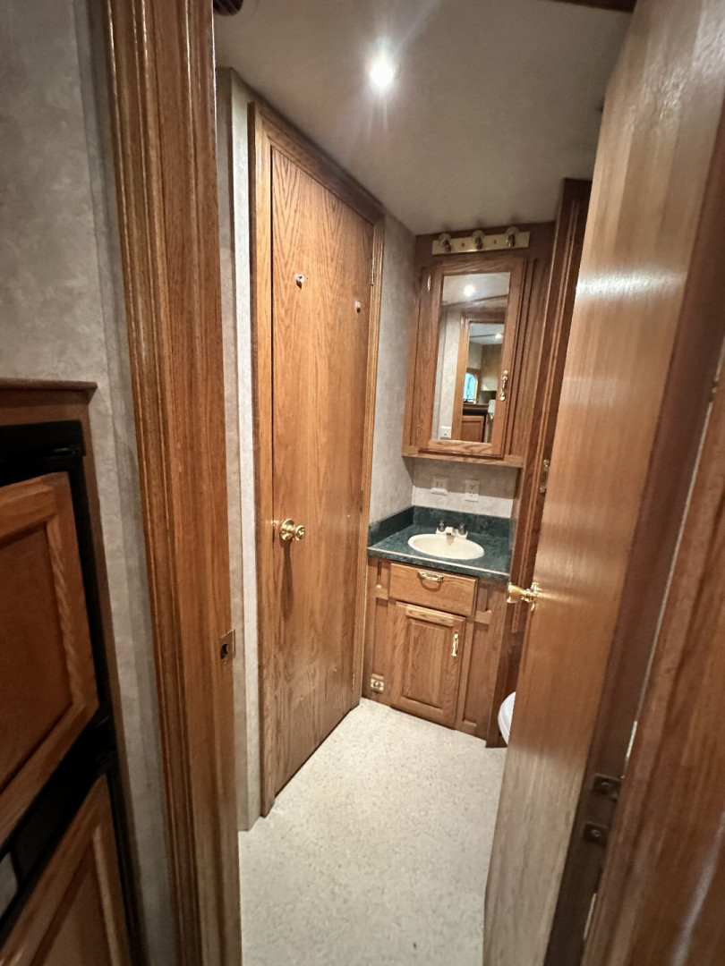 Used 2000 C&C 6H LQ Midtack Horse Trailer