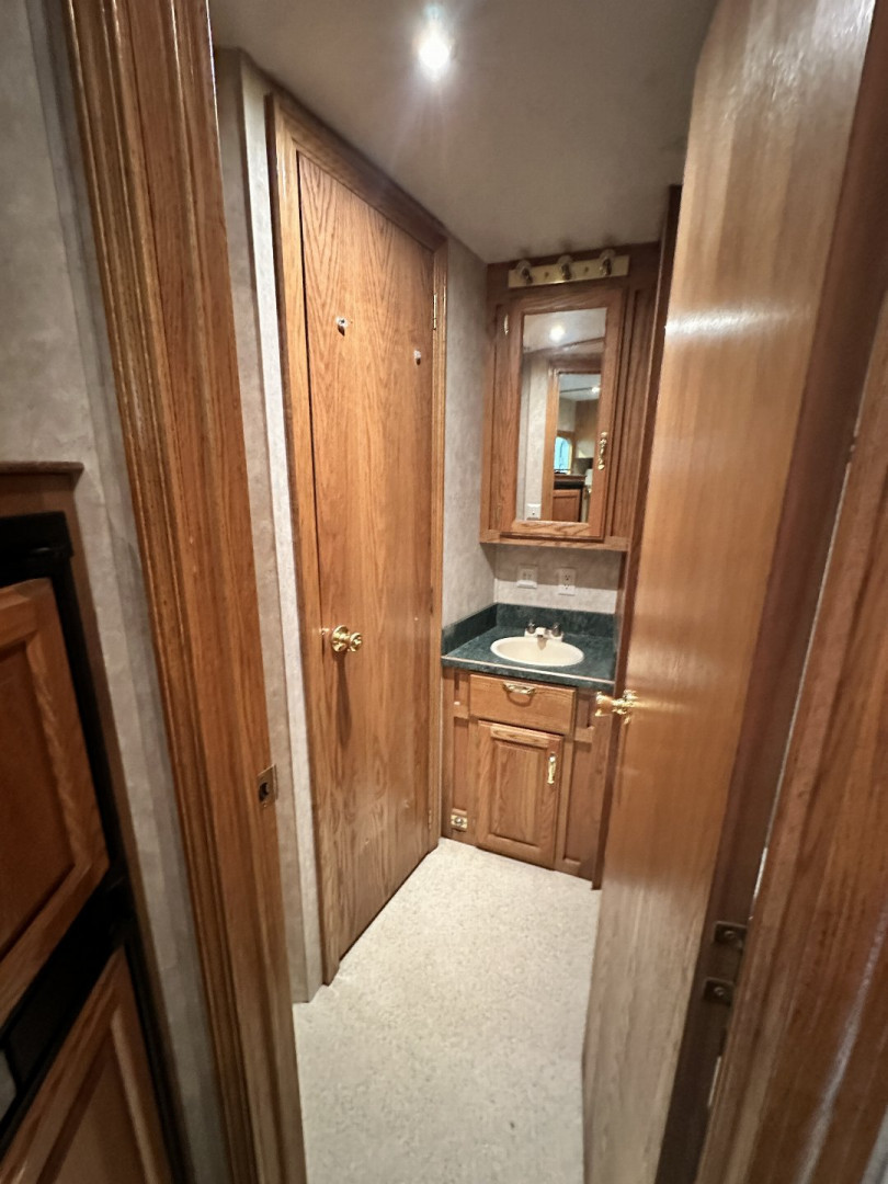 Used 2000 C&C 6H LQ Midtack Horse Trailer