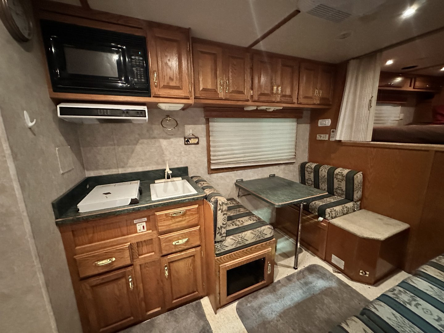 Used 2000 C&C 6H LQ Midtack Horse Trailer