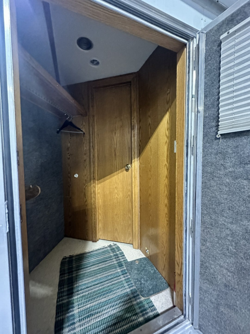 Used 2000 C&C 6H LQ Midtack Horse Trailer