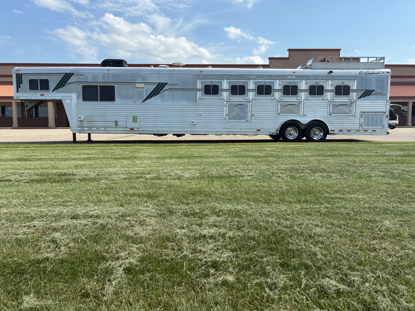 Used 2000 C&C 6H LQ Midtack Horse Trailer