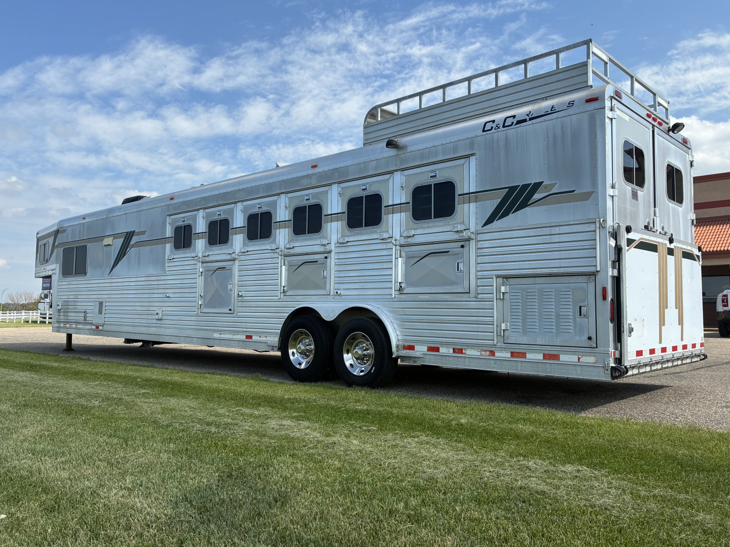 Used 2000 C&C 6H LQ Midtack Horse Trailer