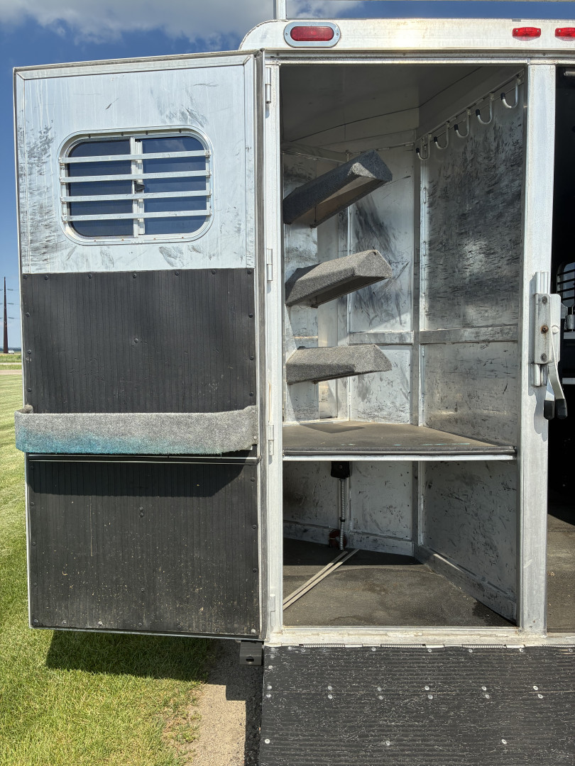 Used 2000 C&C 6H LQ Midtack Horse Trailer