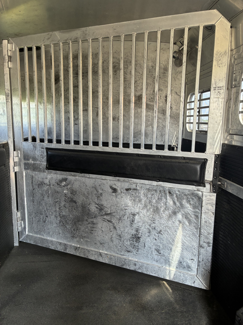 Used 2000 C&C 6H LQ Midtack Horse Trailer