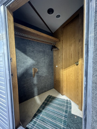 Used 2000 C&C 6H LQ Midtack Horse Trailer