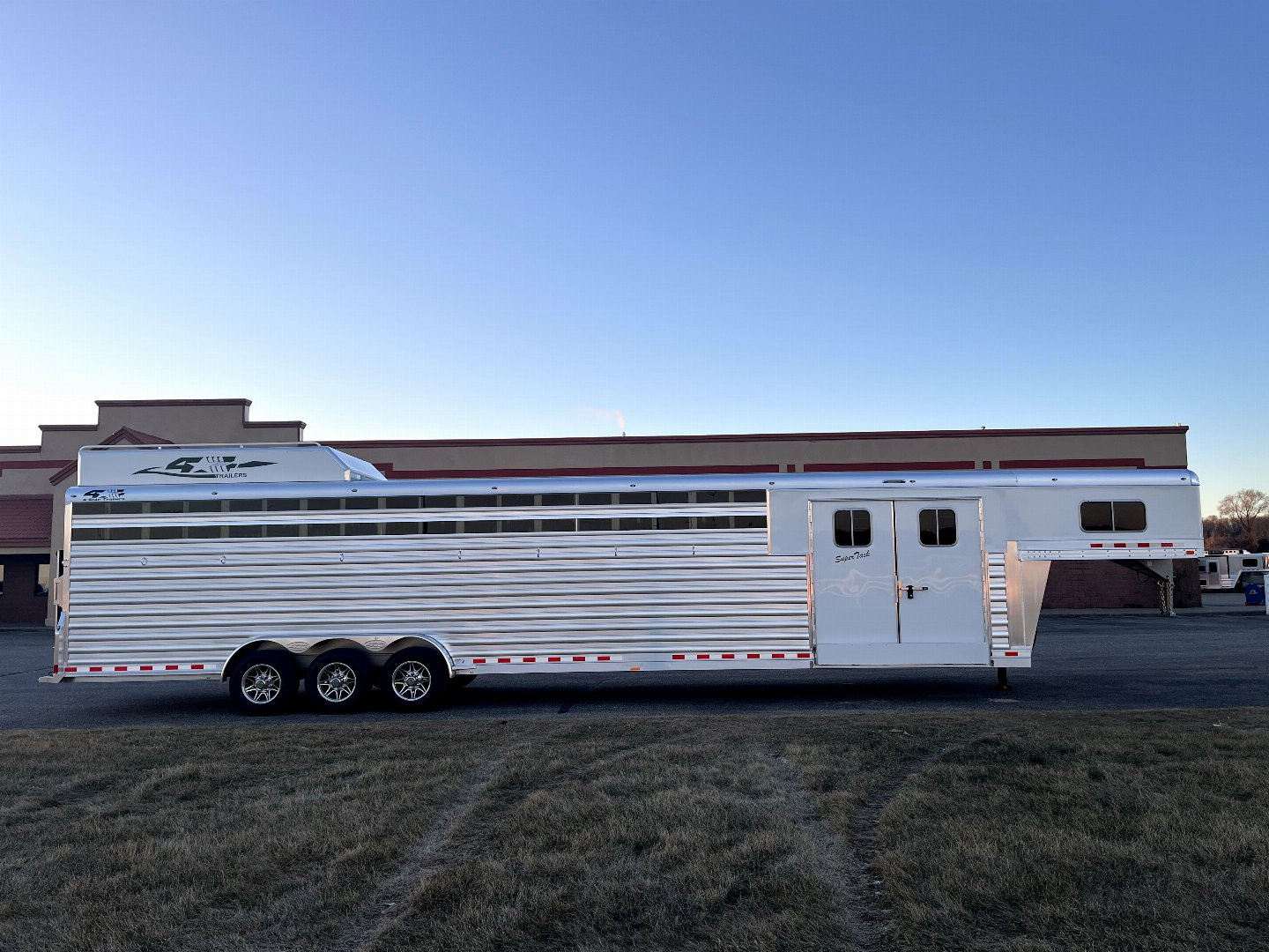 New 2025 4-Star Trailers 9H GN w/ Super Tack Horse Trailer