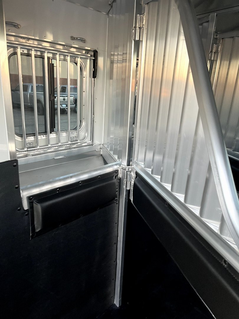 New 2025 4-Star Trailers 9H GN w/ Super Tack Horse Trailer