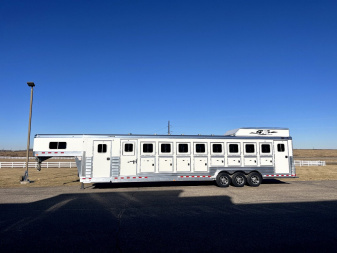 New 2025 4-Star Trailers 9H GN w/ Super Tack Horse Trailer
