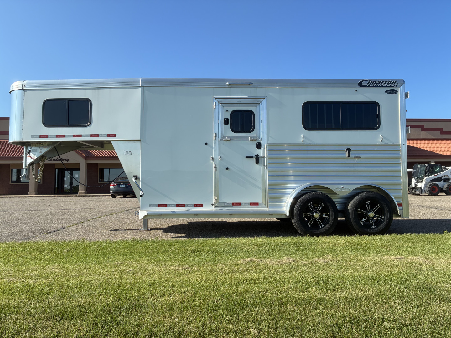 New 2025 Cimarron Trailers 2H Straight Load GN Horse Trailer