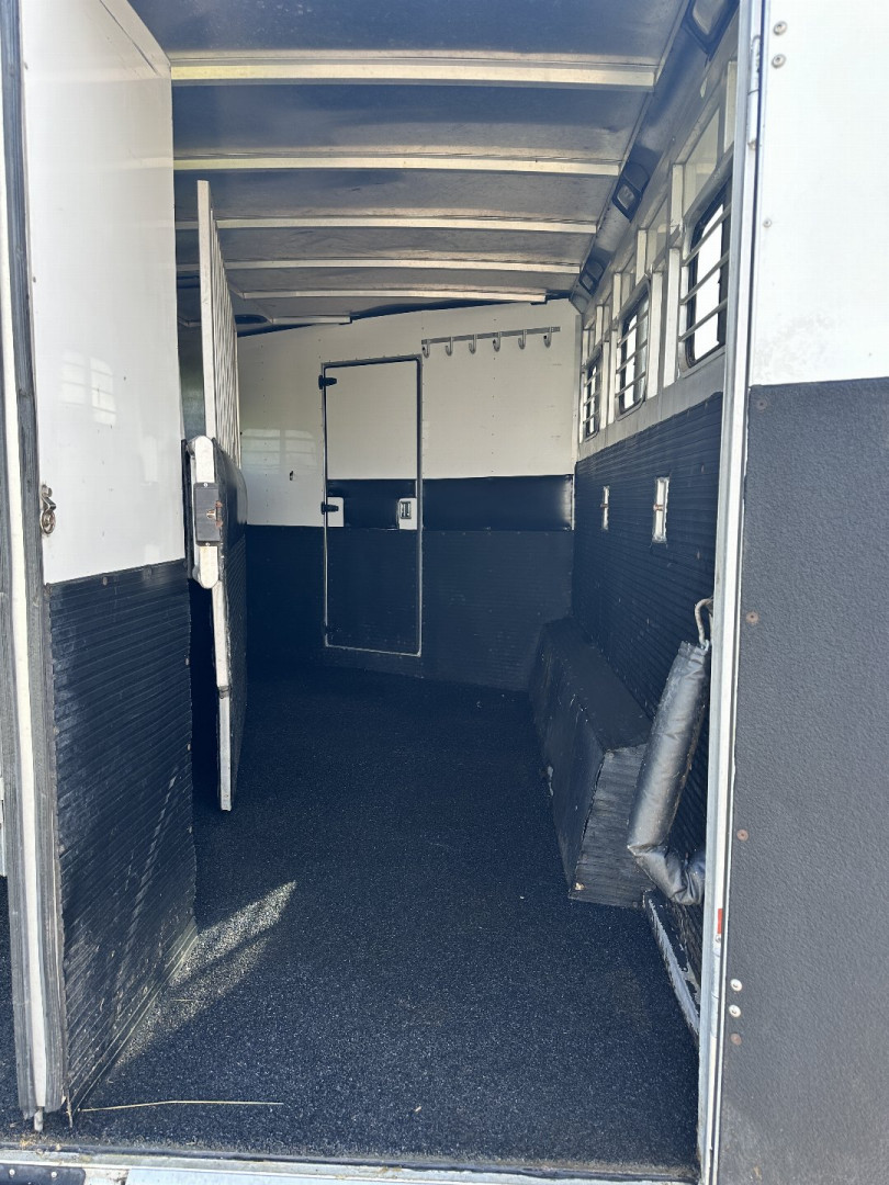 Used 2000 Sundowner 3H LQ w/ Midtack Horse Trailer