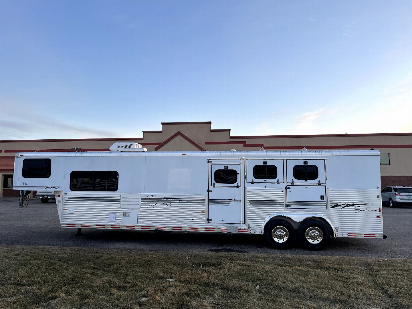 Used 2000 Sundowner 3H LQ w/ Midtack Horse Trailer
