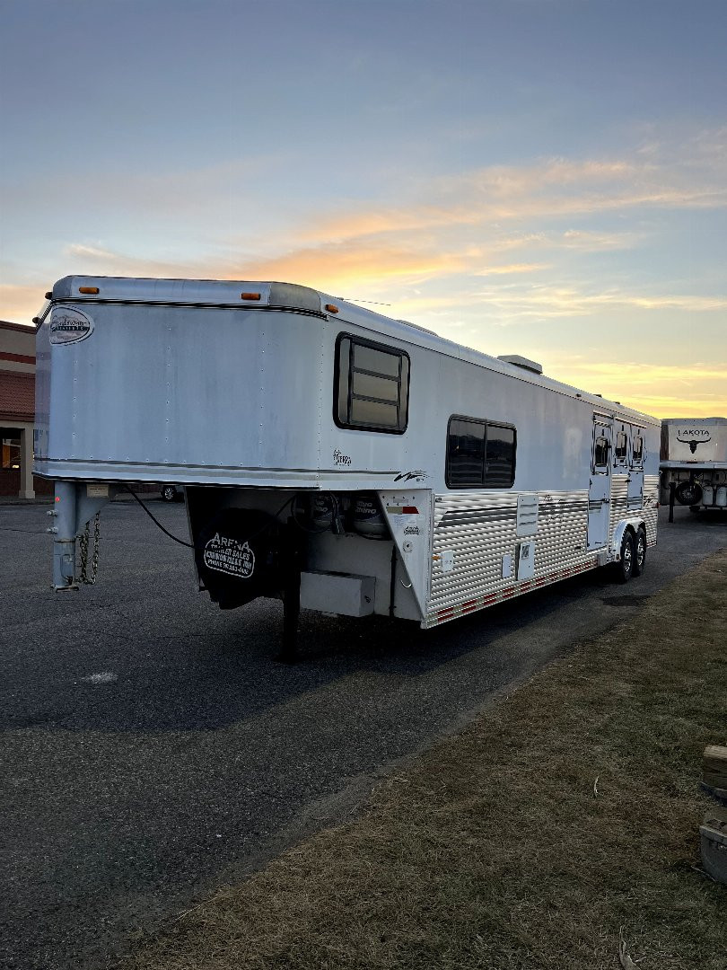 Used 2000 Sundowner 3H LQ w/ Midtack Horse Trailer