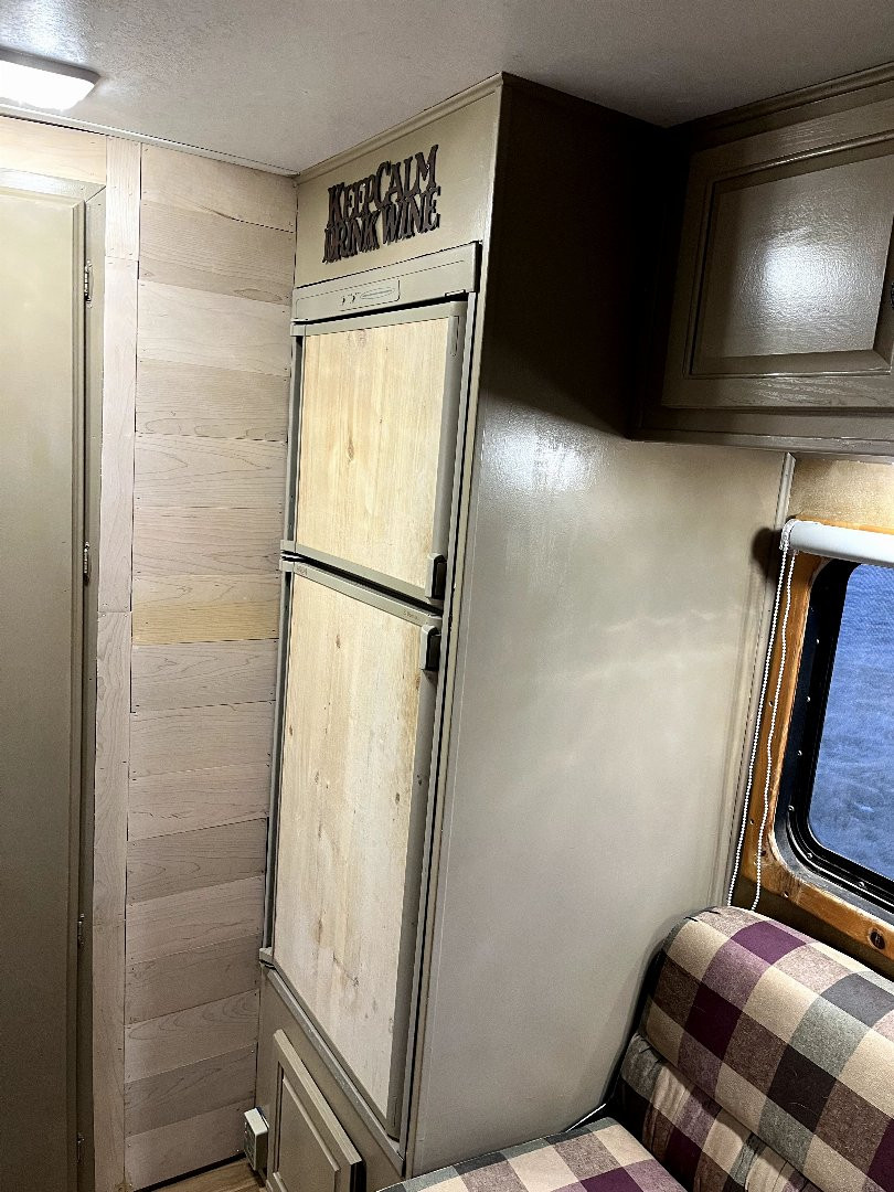 Used 2000 Sundowner 3H LQ w/ Midtack Horse Trailer