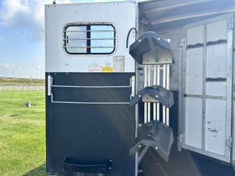 Used 2000 Sundowner 3H LQ w/ Midtack Horse Trailer