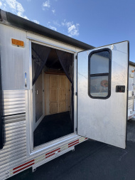 Used 2000 Sundowner 3H LQ w/ Midtack Horse Trailer