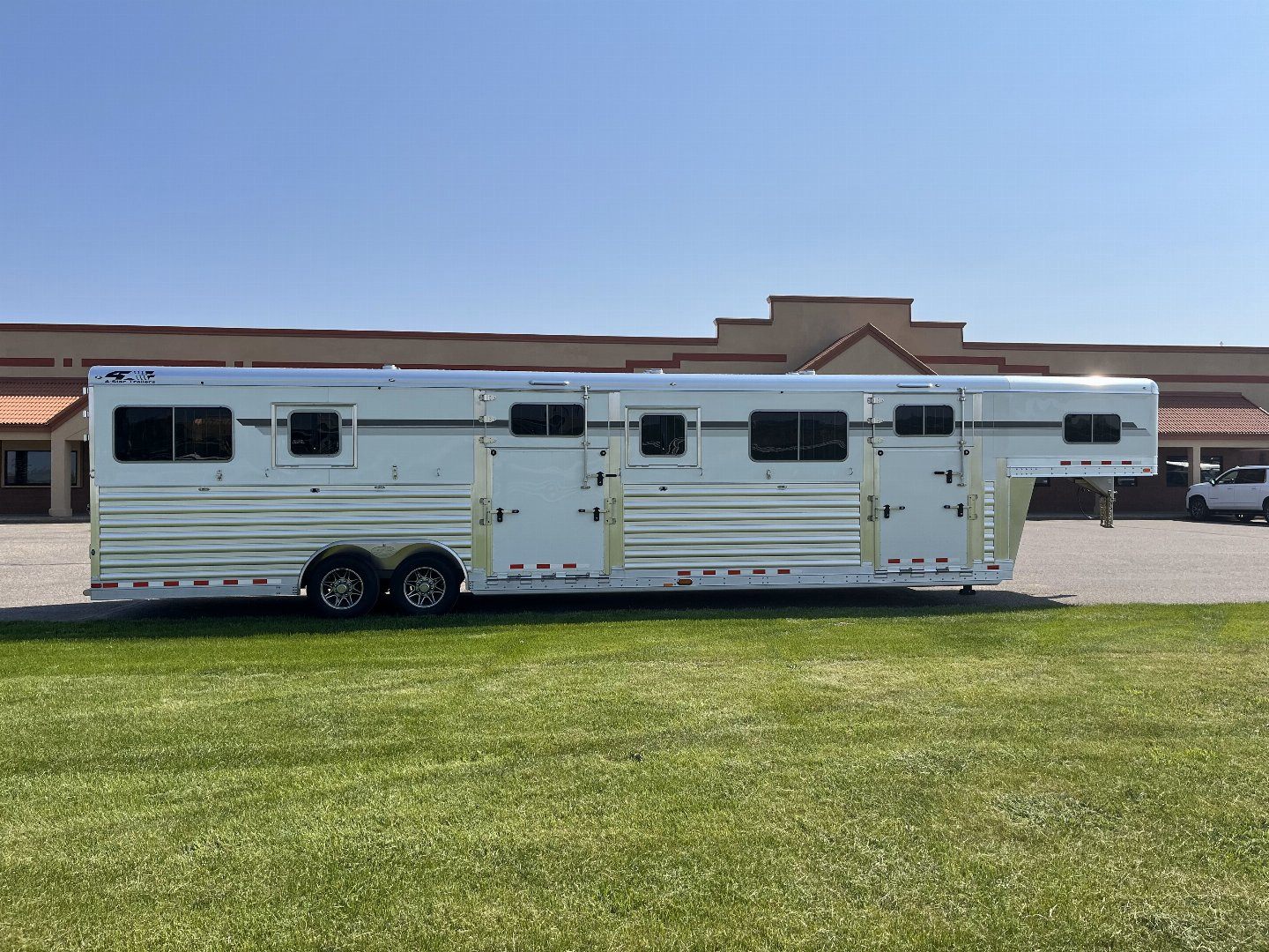 New 2025 4-Star Trailers 6-9 Horse Head to Head Horse Trailer