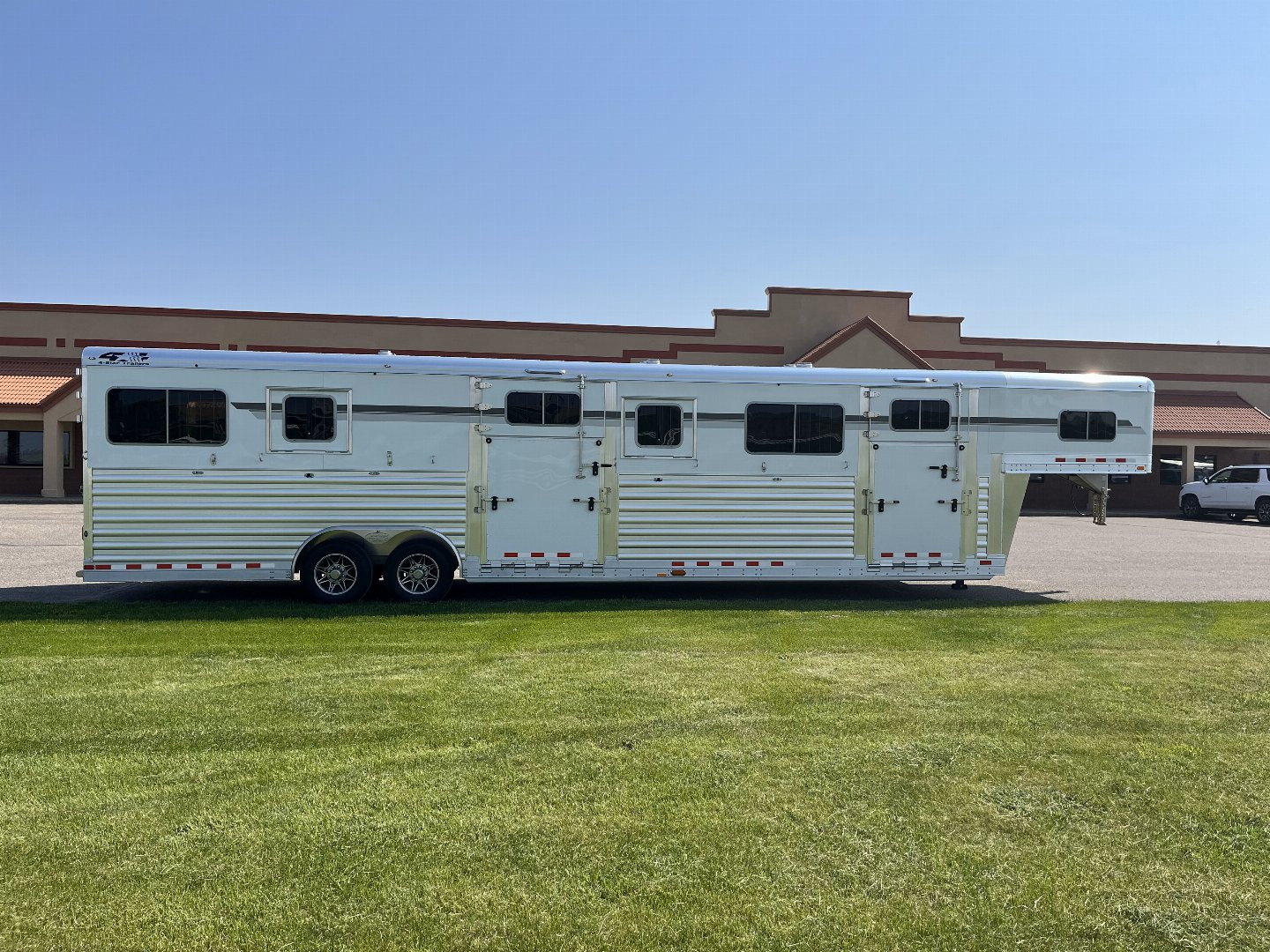 New 2025 4-Star Trailers 6-9 Horse Head to Head Horse Trailer