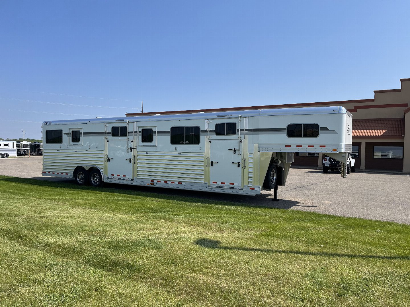 New 2025 4-Star Trailers 6-9 Horse Head to Head Horse Trailer