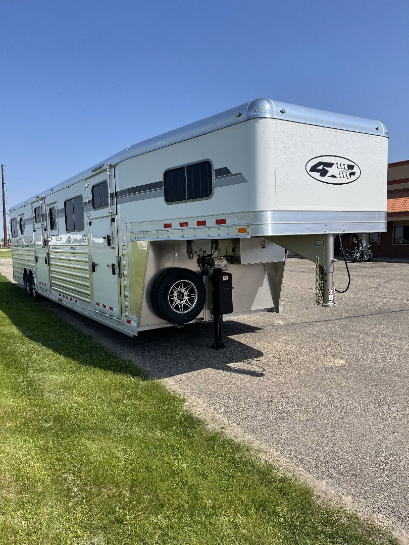 New 2025 4-Star Trailers 6-9 Horse Head to Head Horse Trailer