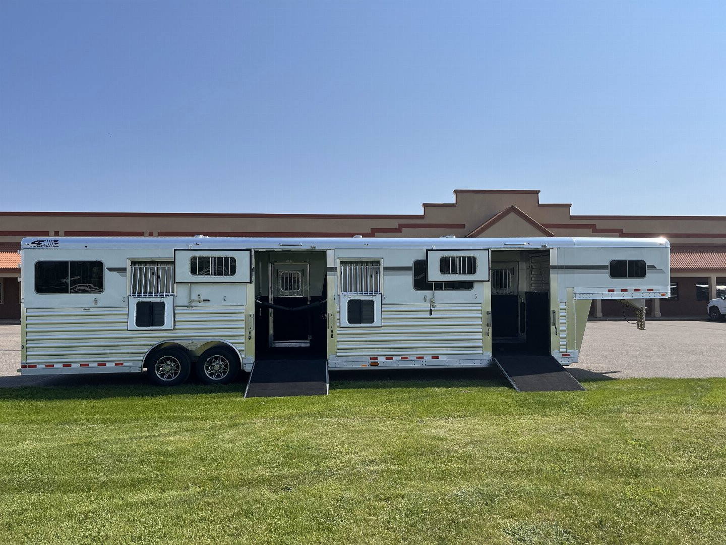 New 2025 4-Star Trailers 6-9 Horse Head to Head Horse Trailer