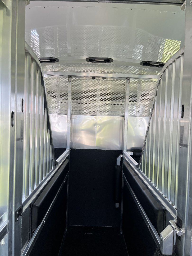 New 2025 4-Star Trailers 6-9 Horse Head to Head Horse Trailer