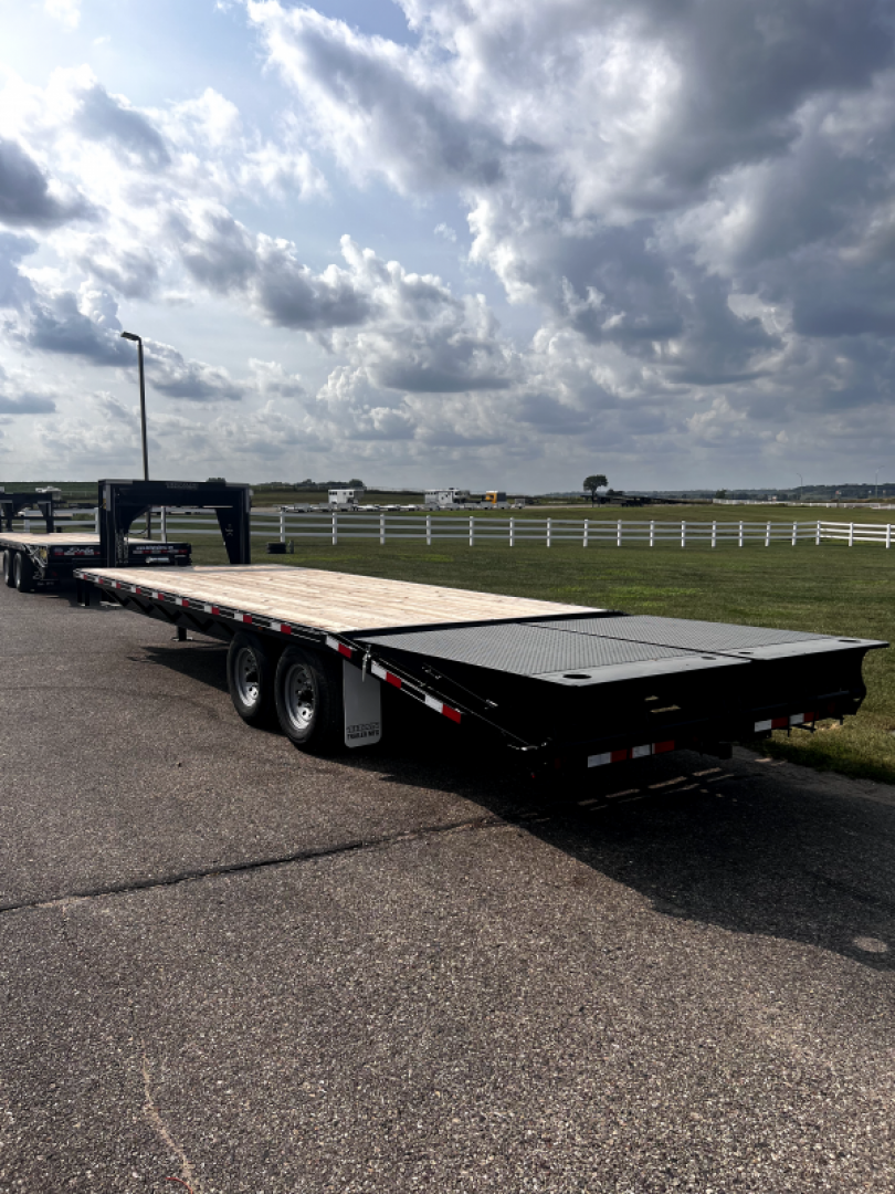 New 2023 Titan Trailers 26' Ruff Neck GN Flatbed Trailer