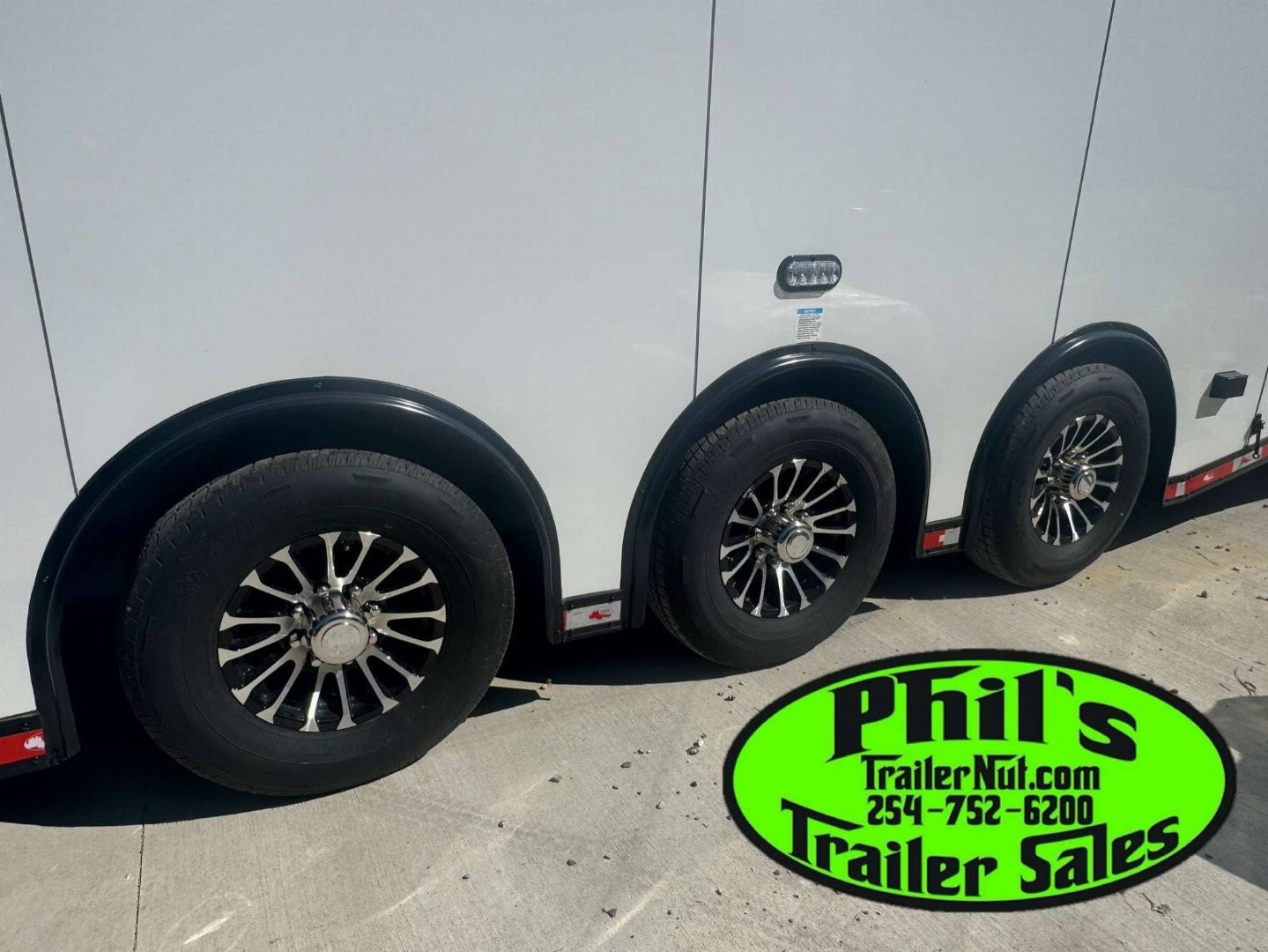 New CONTINENTAL CARGO NEW 85X32 ENCLOSED RACE CAR TRAILER LATE MODEL RAMP OVERS TRAILER Car / Racing Trailer
