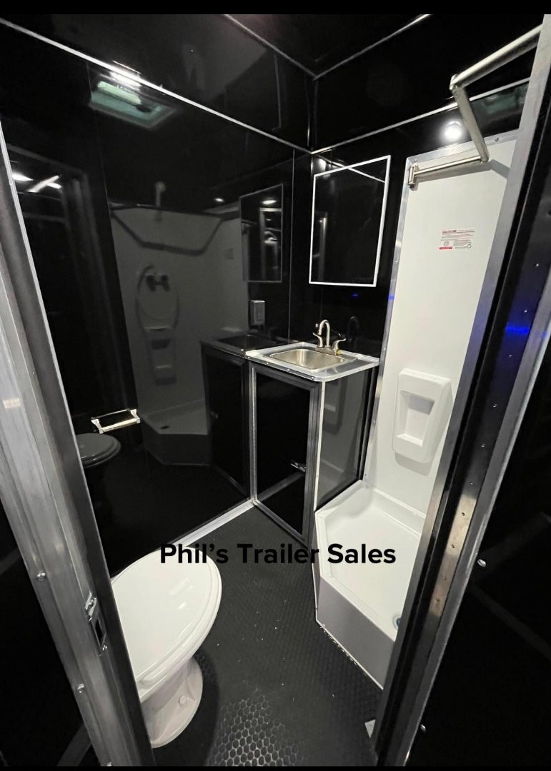 New Haulmark 8.5X34 RACE TRAILER EDGE PRO BATHROOM PACKAGE ELECTRIC AWNING & HYDRAULIC JACK! Car / Racing Trailer