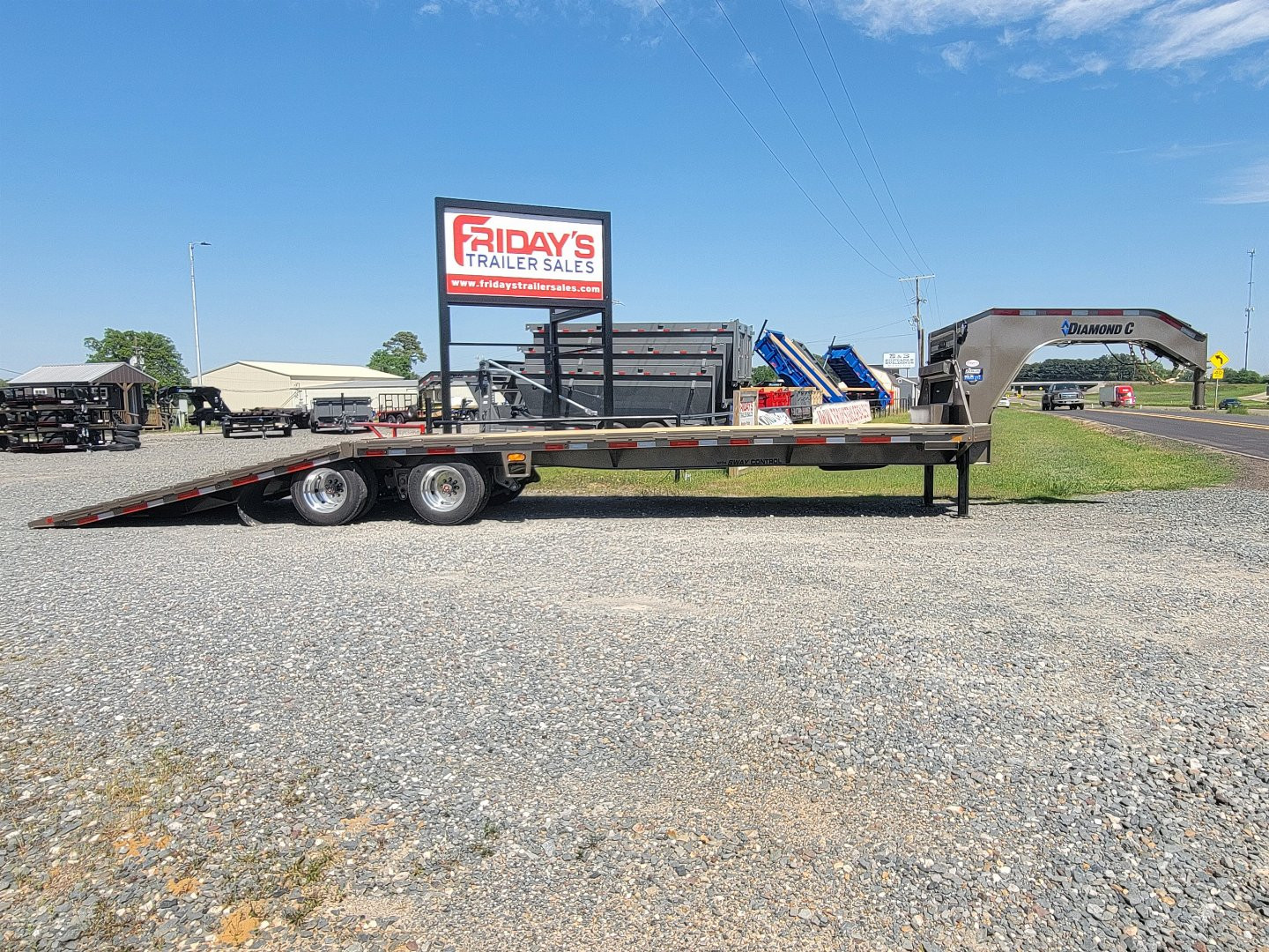 New 2025 Diamond C Trailers FMAX212 32' x 102" Hydraulic Dovetail Pacesetter Edition