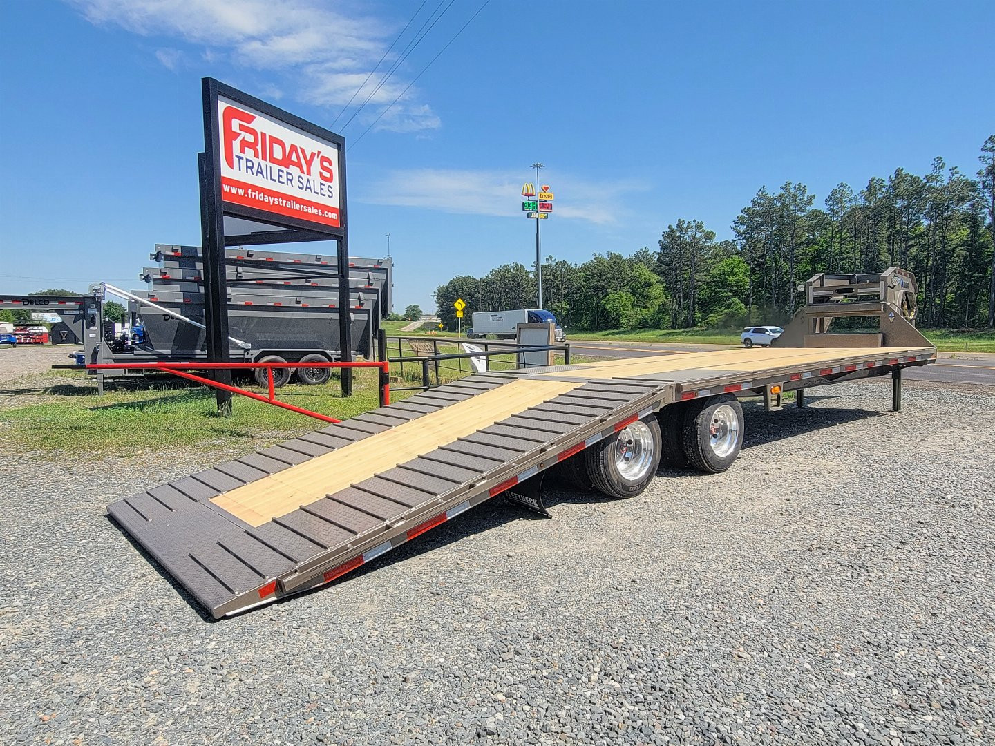 New 2025 Diamond C Trailers FMAX212 32' x 102" Hydraulic Dovetail Pacesetter Edition