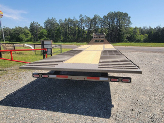 New 2025 Diamond C Trailers FMAX212 32' x 102" Hydraulic Dovetail Pacesetter Edition