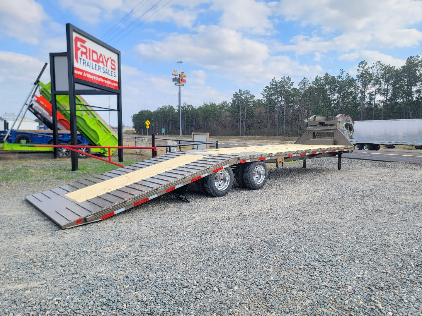 New 2025 Diamond C Trailers FMAX212 32' x 102" Hydraulic Dovetail Pacesetter Edition