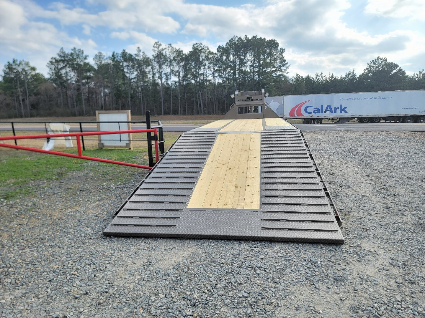 New 2025 Diamond C Trailers FMAX212 32' x 102" Hydraulic Dovetail Pacesetter Edition