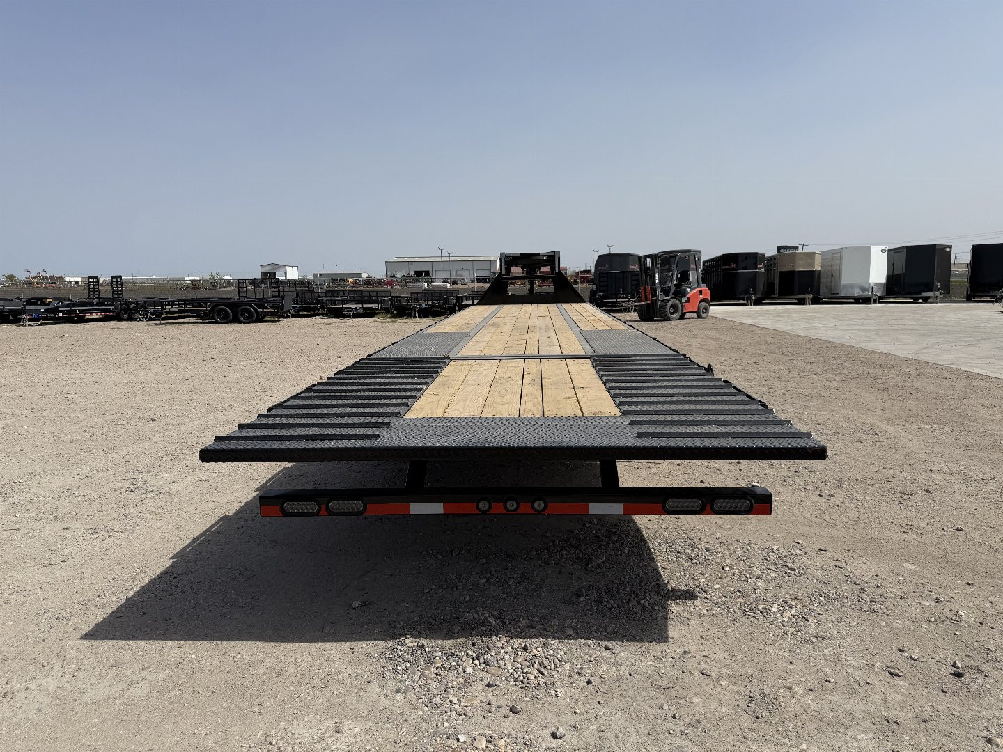 New 2025 Load Trail 40' GOOSENECK HYDRO TAIL & HYDRO JACKS 25.9K Flatbed Trailer