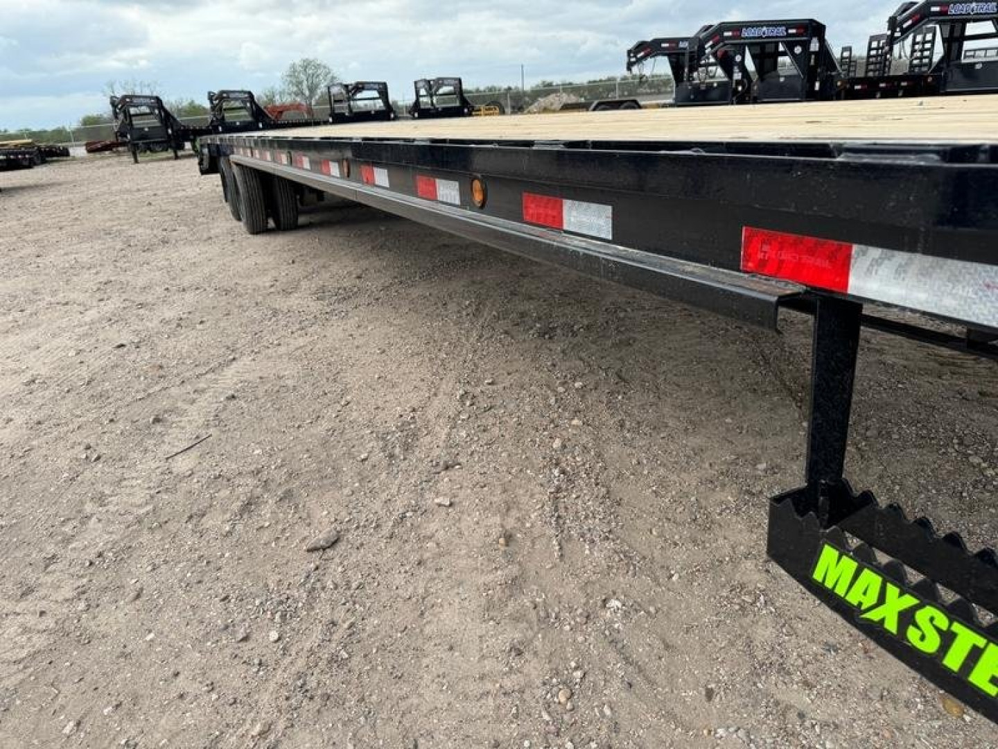 New Load Trail 40' Gooseneck Max Ramps Air Ride 25.9K