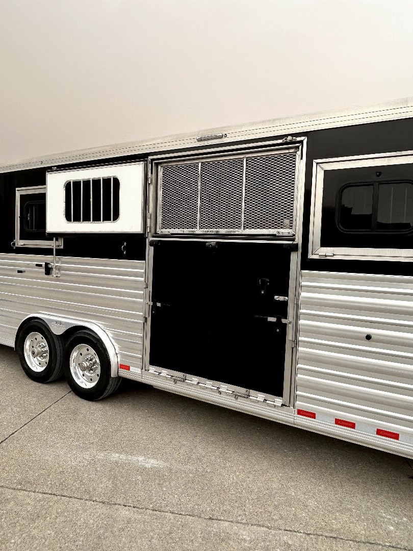 Used 2022 Cimarron Trailers 6/8 horse head to head Horse Trailer