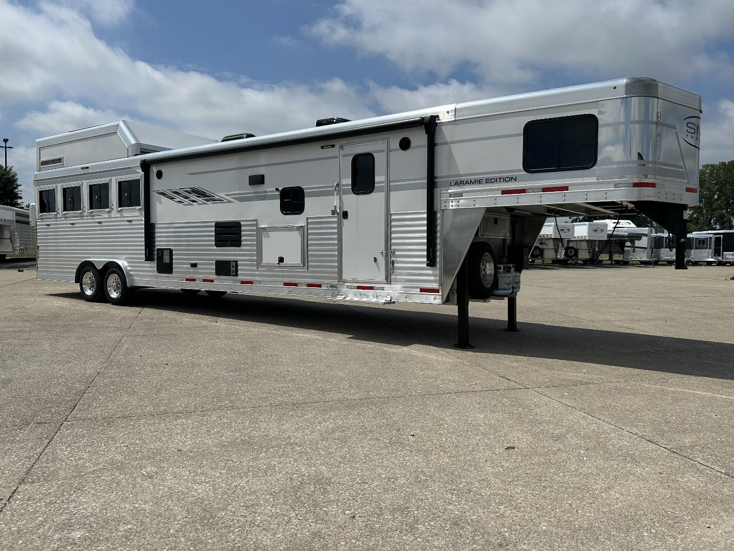 New 2023 SMC SL8415SSR 4 Horse LQ Horse Trailer