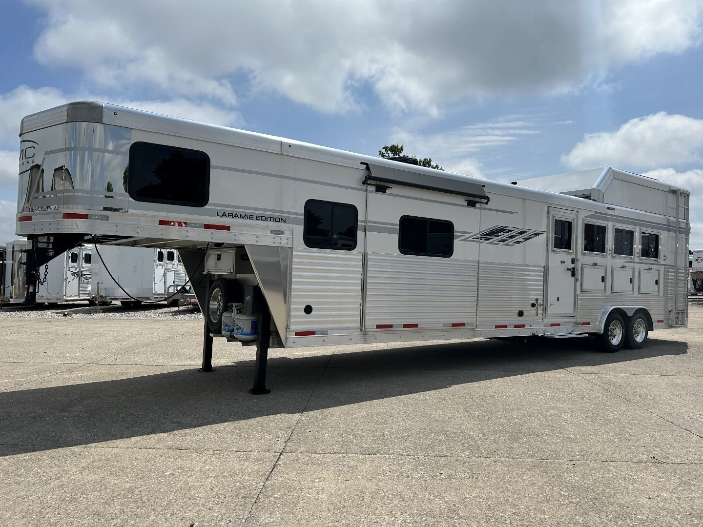 New 2023 SMC SL8415SSR 4 Horse LQ Horse Trailer