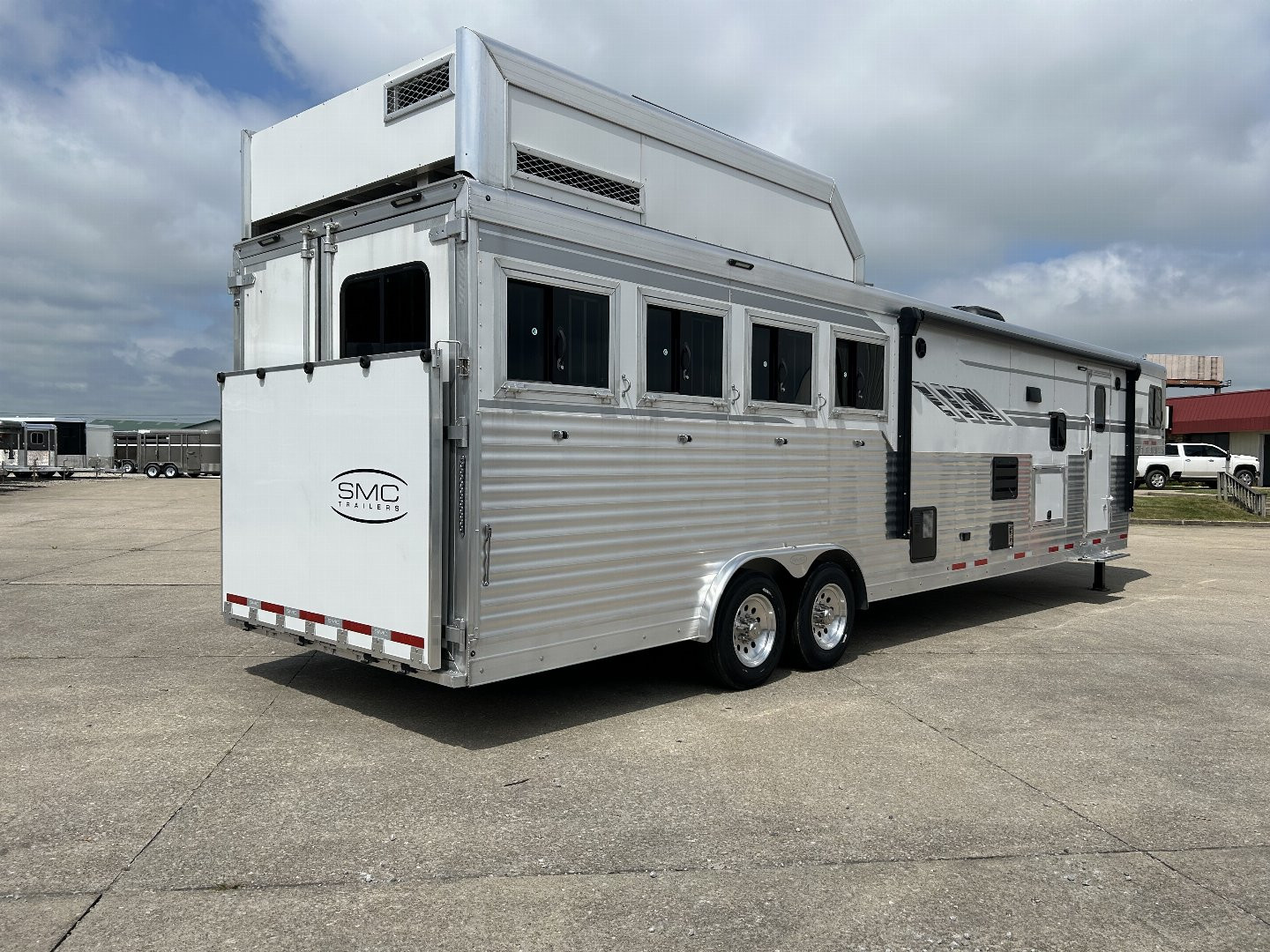 New 2023 SMC SL8415SSR 4 Horse LQ Horse Trailer