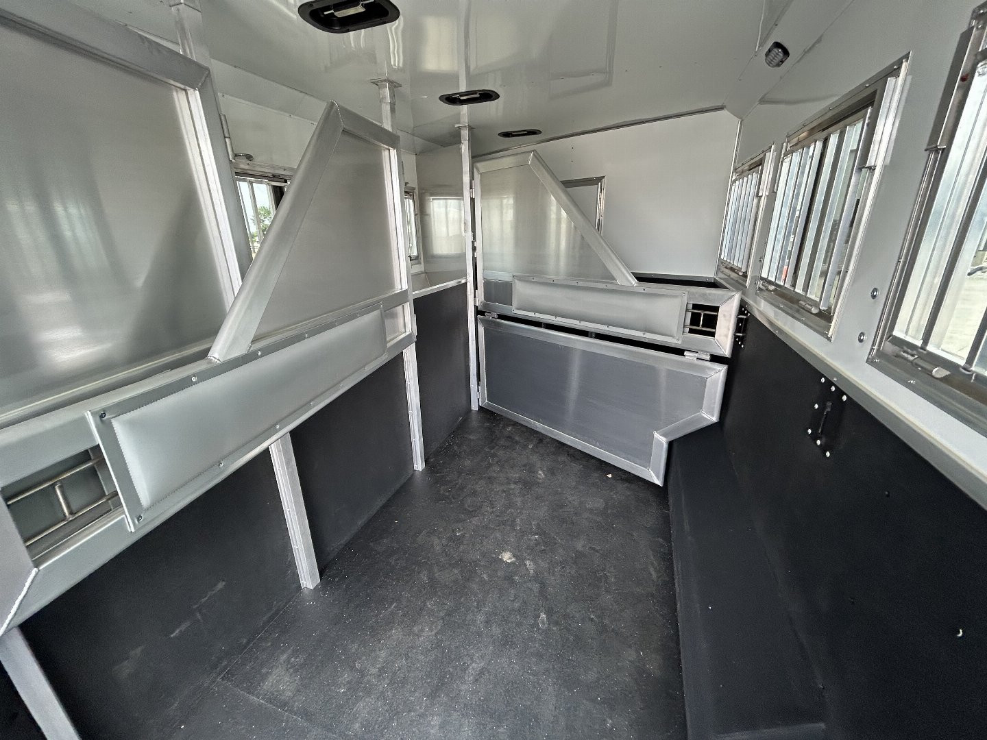 New 2023 SMC SL8415SSR 4 Horse LQ Horse Trailer