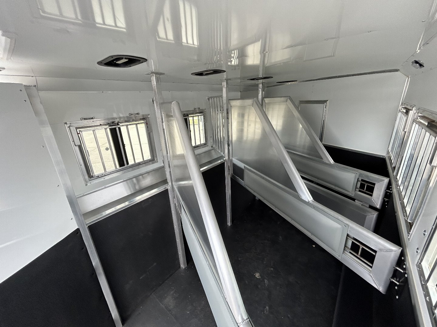 New 2023 SMC SL8415SSR 4 Horse LQ Horse Trailer