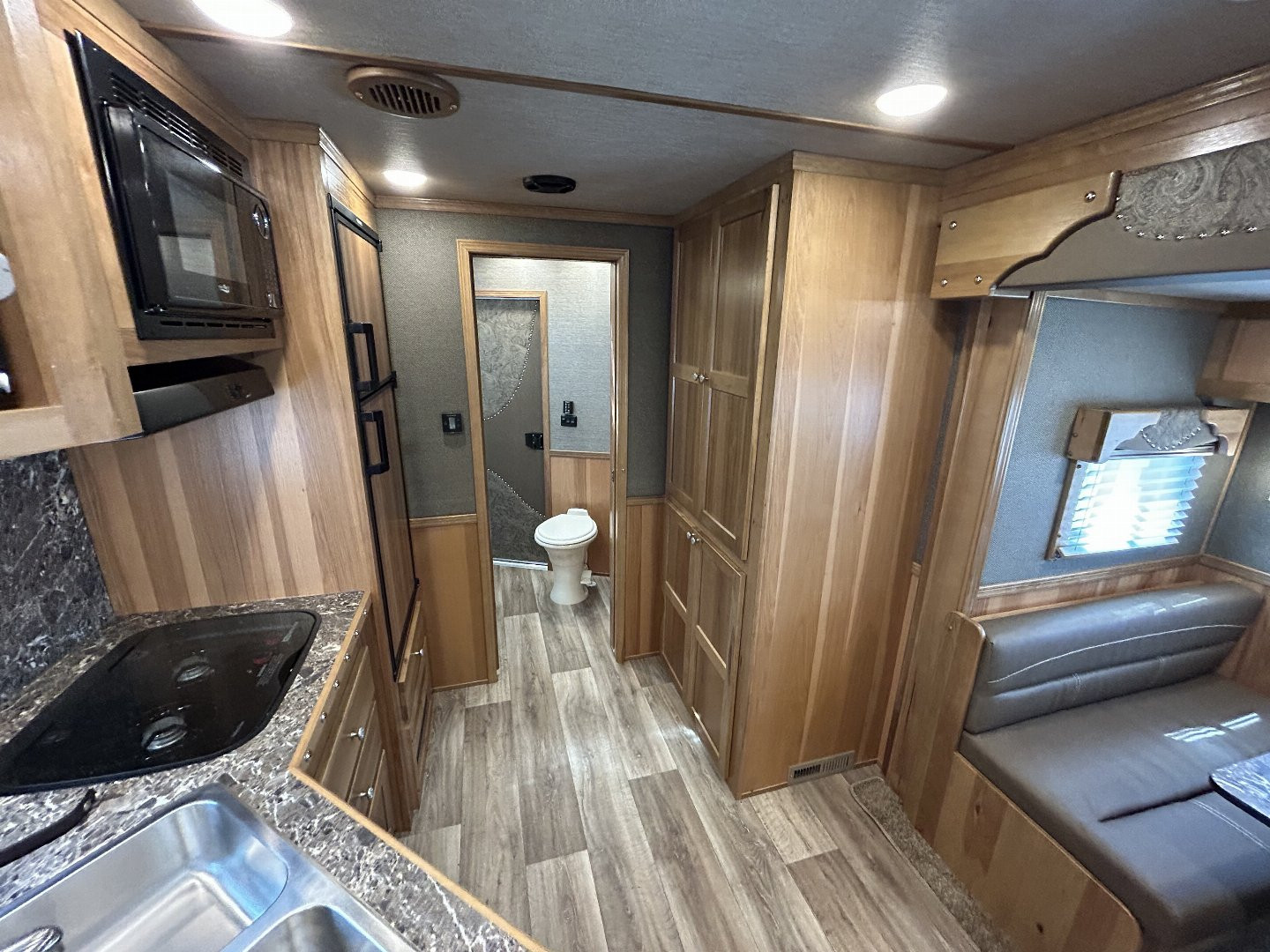 New 2023 SMC SL8415SSR 4 Horse LQ Horse Trailer