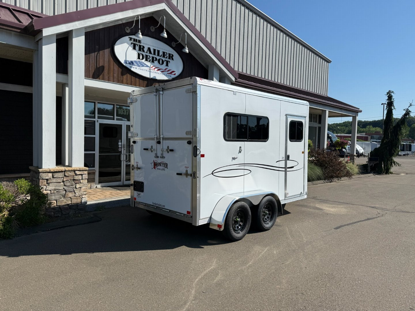 New Frontier 2-Horse Straight Load Bumper Pull Trailer