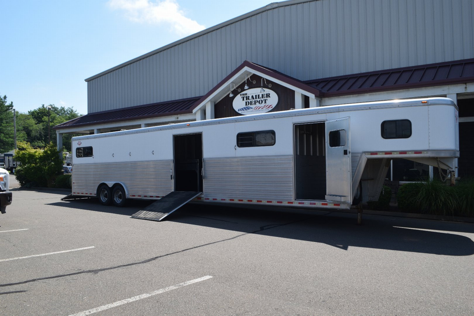 Used Hart 6-8 Straight Load Horse Trailer