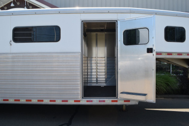 Used Hart 6-8 Straight Load Horse Trailer