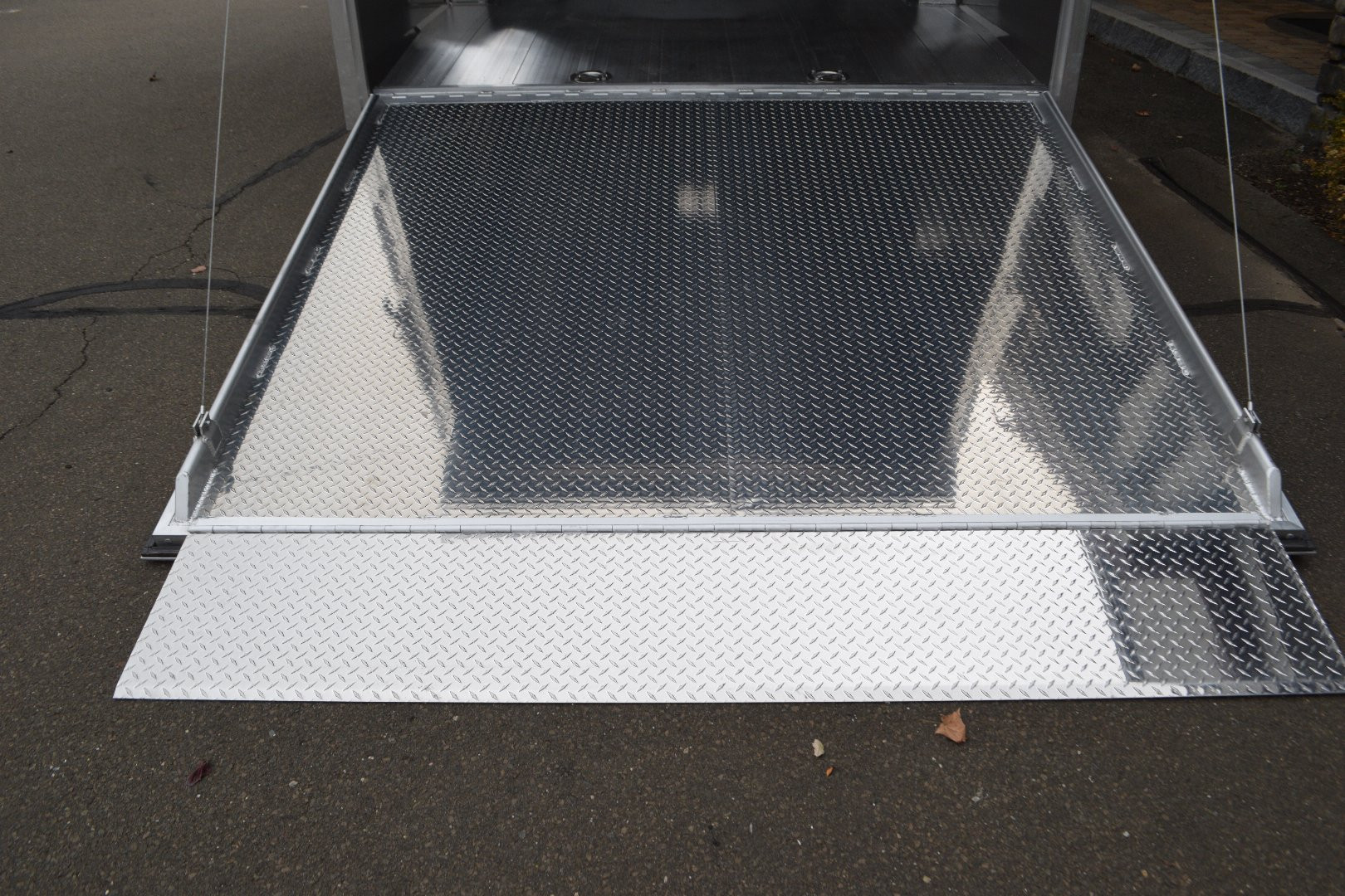New Featherlite 8’6″ X 24′ ENCLOSED CAR HAULER 12K