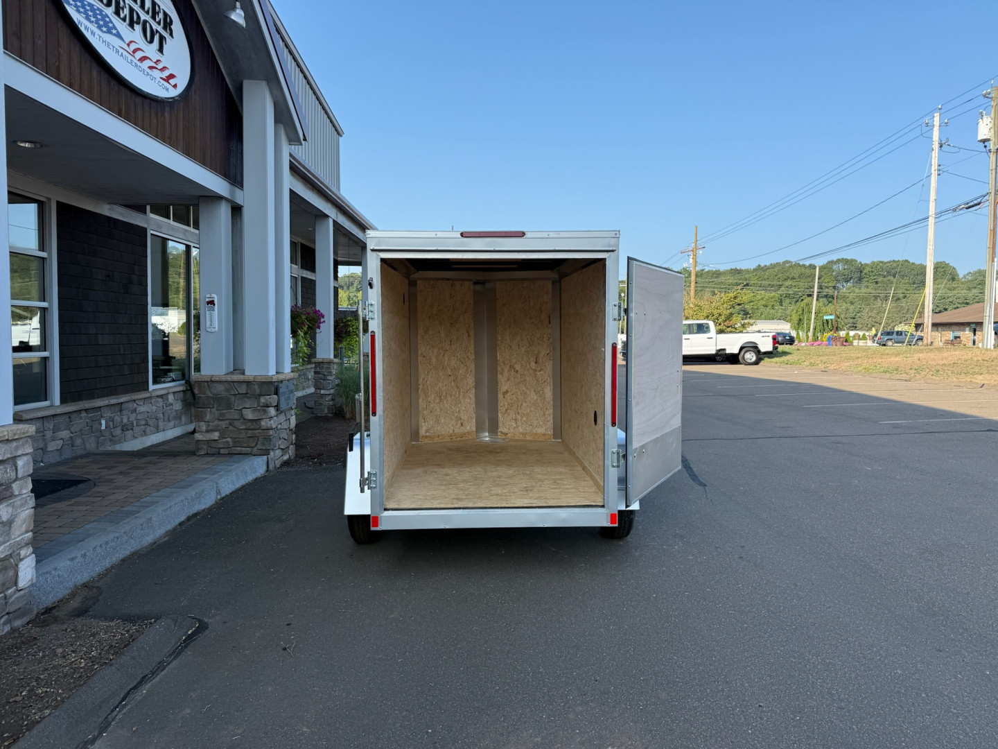 New PACE AMERICAN 5′ X 8′ + V-NOSE ENCLOSED CARGO TRAILER WITH CARGO DOOR 2.9K