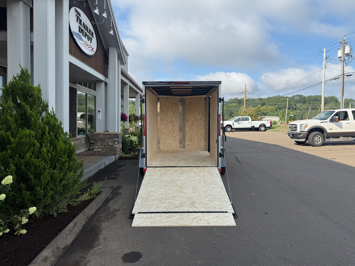 New Pace American 6′ X 10′ + V-NOSE ENCLOSED CARGO TRAILER WITH RAMP DOOR 2.9K