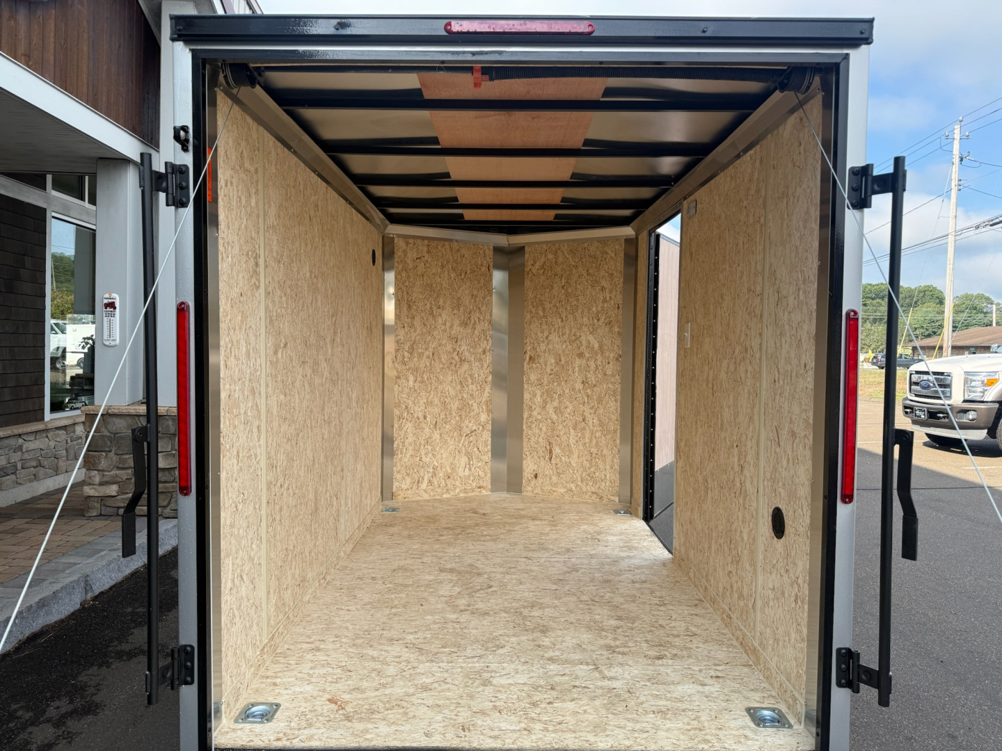 New Pace American 6′ X 10′ + V-NOSE ENCLOSED CARGO TRAILER WITH RAMP DOOR 2.9K